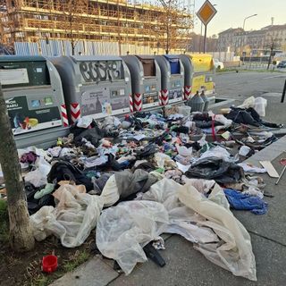 La denuncia del consigliere Morando: “Marciapiedi trasformati in discariche”