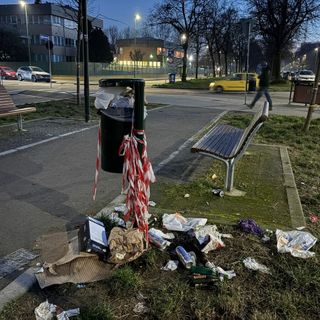 Via Marsigli trasformata in una discarica