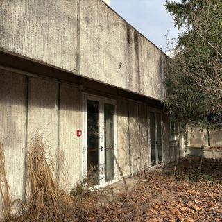 La situazione di abbandono dell'ex palestra del Majorana