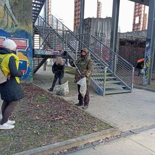 I volontari ripuliscono parco Dora