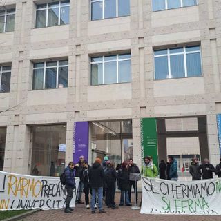 Emergenza precari: al Politecnico persi 335 posti in un anno, quasi dimezzati gli assegni di ricerca