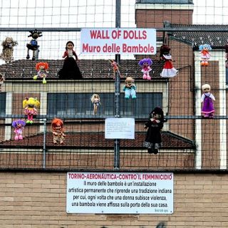 Il muro delle bambole, presidio contro la violenza sulle donne