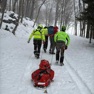 L'intervento dei tecnici del Soccorso Alpino con la barella