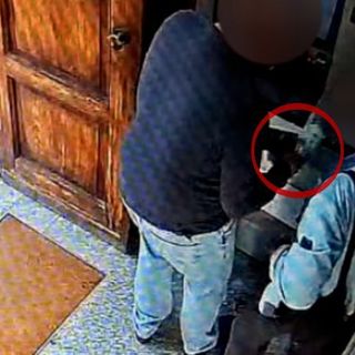 Il truffatore in azione presso uno sportello bancomat