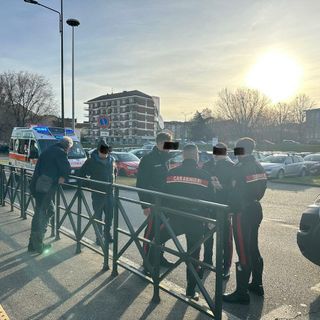 Si accascia alla fermata del bus: intervento salvavita al Lingotto