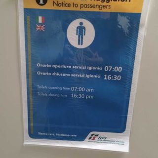 Il cartello incriminato in aeroporto
