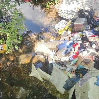 Ancora rifiuti e scarichi abusivi in via Rossetti