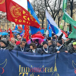 La pioggia non ferma l’amore di Torino per l’auto