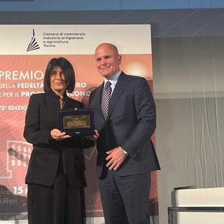 Franca Fagioli premiata da Massimiliano Cipolletta