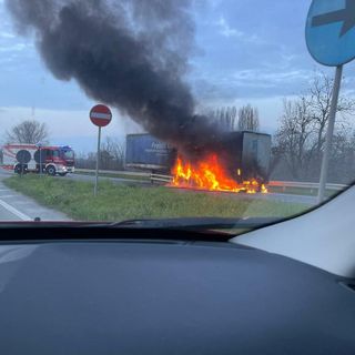 Camion va fuoco lungo la strada regionale 20 a Carignano