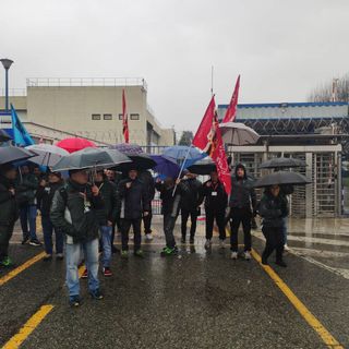 La protesta dei lavoratori all'esterno di Leonardo