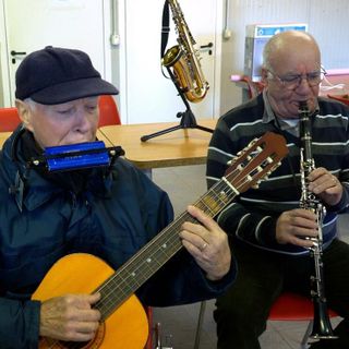 Nel parco Sempione, tra spaccio e sgomberi, c'è una banda che suona e sogna di aprire una scuola di musica [VIDEO]