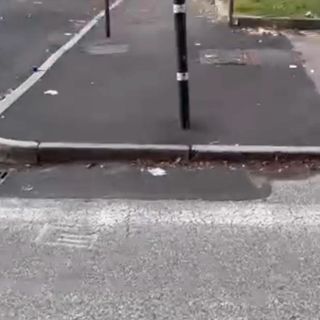 In via Buenos Aires spunta un gradino al posto dello scivolo
