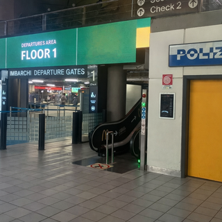 Aeroporto Caselle, la Polizia recupera e restituisce ad un'anziana 2.000 euro persi durante i controlli