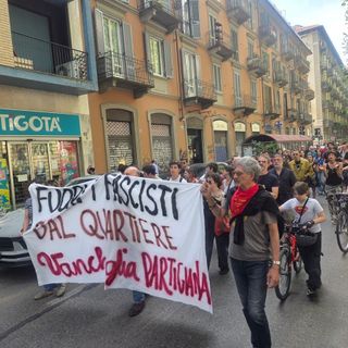 Il presidio per le vie del quartiere Vanchiglia