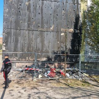 Accende un fuoco per scaldarsi e incendia un palazzo: arrestata 24enne