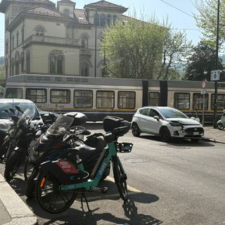Incidente tra tram e auto tra via Giolitti e via Bonafaus