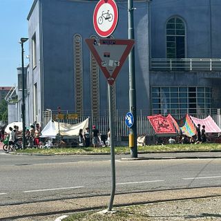 Fans in coda per il concerto di Shiva all'Inalpi arena