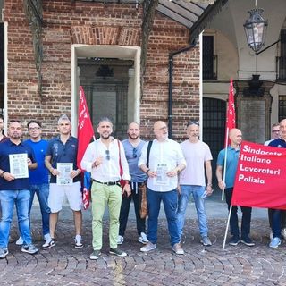 Il presidio sotto la Prefettura in piazza Castello dei sindacati di polizia