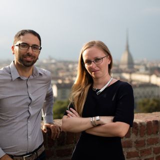due persone sorridenti con vista su Torino