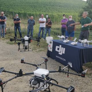 La tecnologia a servizio del vigneto: prove di irrorazione con macchinari e droni per i soci della Cantina Terre del Barolo