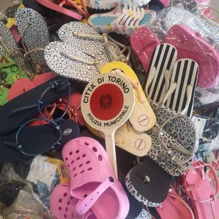 Controlli a Porta Palazzo, sequestrate 96 paia di calzature irregolari