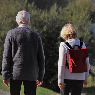 anziani a passeggio insieme