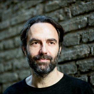 Neri Marcorè protagonista di Set in Scena