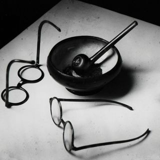 Photo credits: André Kertész - Mondrian's Glasses and Pipe, Paris, France, 1926/1970s