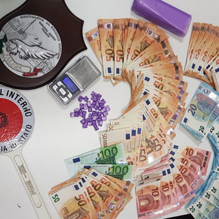 Pusher esce di casa con 36 dosi di cocaina in bocca: arrestato dalla polizia