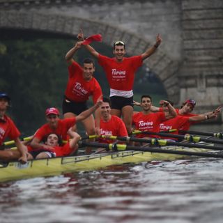equipaggio maschile di canottaggio esulta in maglia rossa