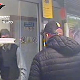 La cassiera &quot;ignora&quot; il rapinatore e lo mette in fuga: arrestato con il complice