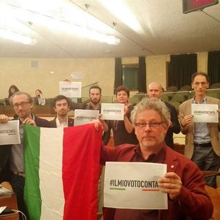 Protesta M5S in Consiglio regionale: esposti cartelli con su scritto &quot;Il mio voto conta&quot;