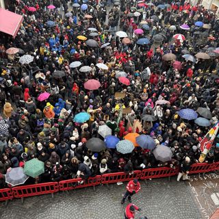 Storico Carnevale di Ivrea 2025: il Generale Falchieri debutta e il Vescovo saluta la comunità con emozione