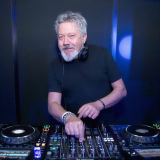 dj in console dj in console