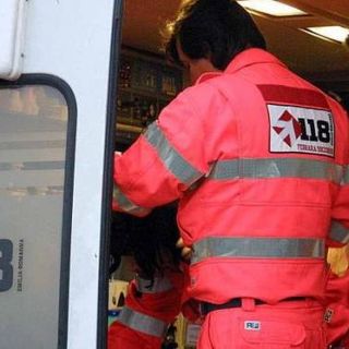 Oulx, perde il controllo della moto e si schianta contro un camper in sosta