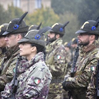 Caserma Monte Grappa, alpini in arme e in congedo celebrano i 146 anni delle Penne Nere