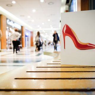 All'8 Gallery le gallerie si tingono di rosso per la Giornata Mondiale contro la violenza sulle donne
