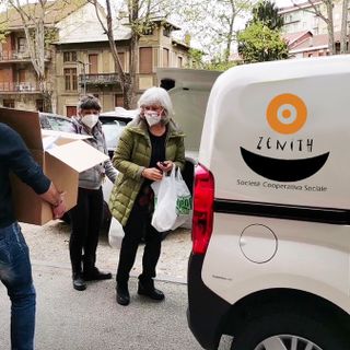 &quot;Aggiungi un pasto a tavola&quot;: la comunità si attiva tra pasti donati e solidarietà di quartiere