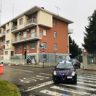 Superalcolici di valore nascosti negli abiti: due 70enni torinesi arrestati a Santa Vittoria d’Alba