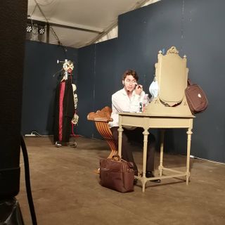 “Oggi si recita a braccetto”: Alex Magno racconta il teatro in Piazza d’Armi