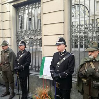 La &quot;Veja&quot; torna in via Lagrange 7: una targa per ricordare i 100 anni dell'Associazione Nazionale Alpini nella sua prima sede torinese [FOTO E VIDEO]