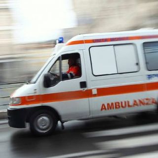 Grave incidente in tangenziale: perde il controllo dell'auto e finisce contro un muro