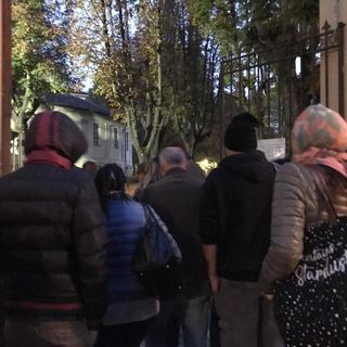 La farsa della ‘lista fai da te’ all’Anagrafe Centrale: “Giorni in coda per entrare nell’elenco fatto all’alba”