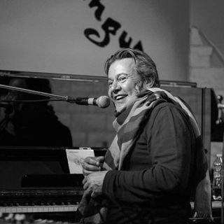 Il cantautore cuneese Andrea Giraudo in esibizione live al Circolo Machito di Torino