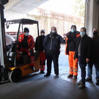 la consegna del carrello elevatore ai volontari Anpas