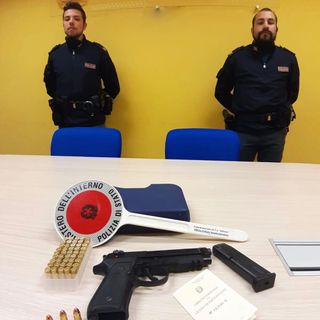 Invia alla ex la foto di una pistola per convincerla a tornare insieme: denunciato trentenne a Rivoli