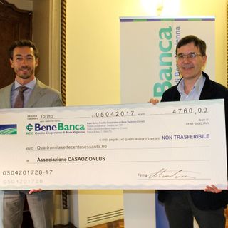 La consegna simbolica dell’assegno all’associazione Casa Oz Onlus di Torino