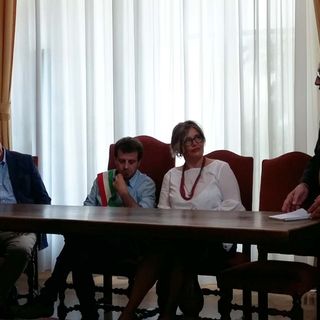 Cerimonia in municipio a Pinerolo. In piedi il presidente Tron