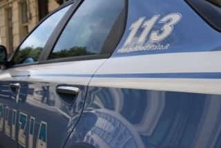 Ruba il cellulare dalla mani di una donna in pieno centro: pluripregiudicato arrestato dalla polizia